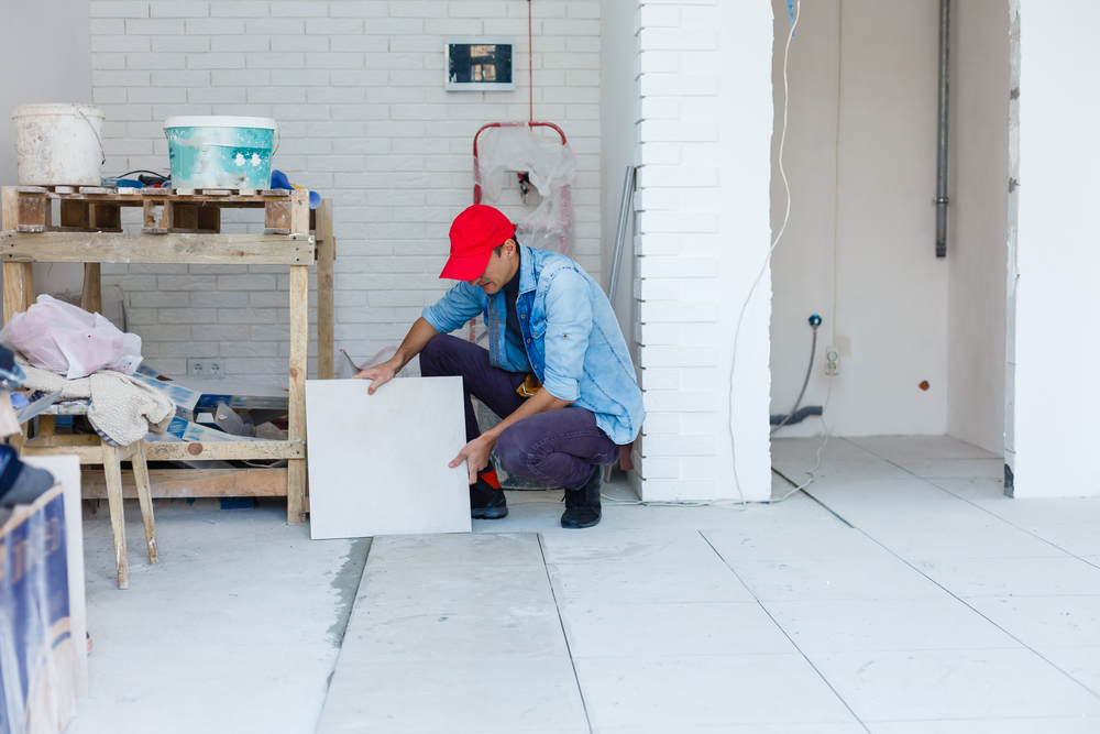The,Master,Puts,Ceramic,Tiles,On,The,Floor