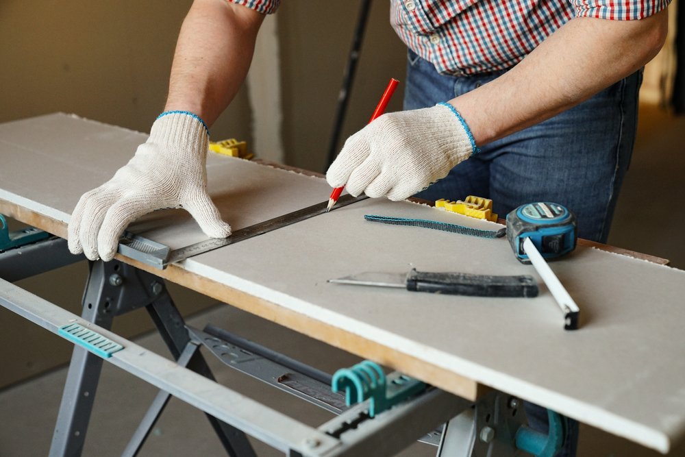 Builder,Measures,And,Marks,Drywall,Sheet