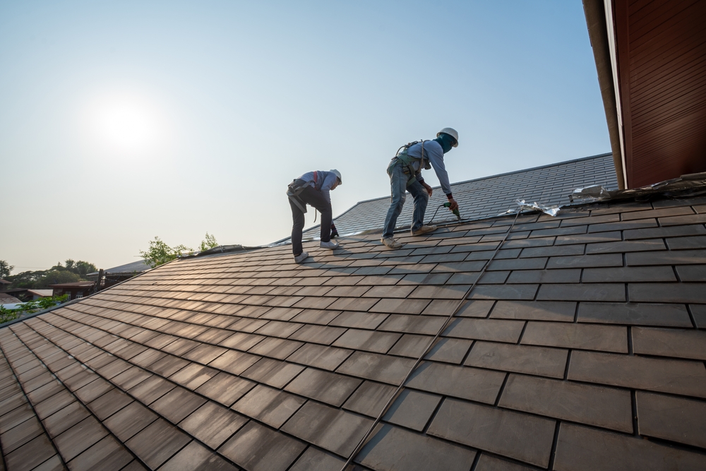 Roofer,Working,In,Special,Protective,Work,Wear,Gloves,,Using,Air